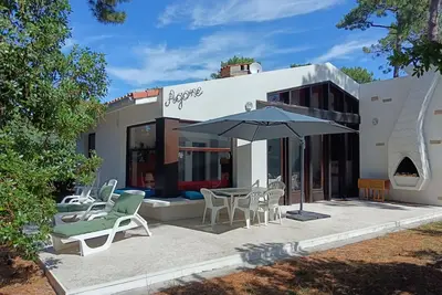 Image de Grande villa familiale avec jardin en bord de mer