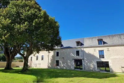 Image de Maison rénovée Chinon avec pétanque, piscine, jeux enfants et billard