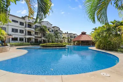 Image de Lpt15: Poolside Retreat • Close to Beaches & Town