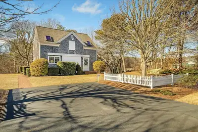 Image de Luxury Chatham Retreat. Walk to Main St & Beach