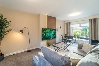 Image de Cosy 3-Bed House With Parking | 5 Mins to Qe & Uni