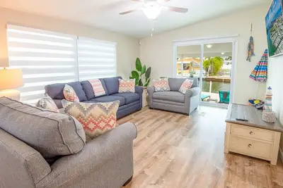 Perfect 3/2 with jacuzzi and 28ft dockage