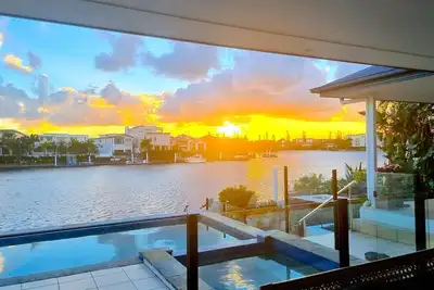 Image de Canal front 4 bedroom home