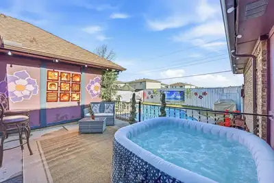 Image de 4-bedroom/Study/Sunroom/heated Pool house near Airport and Stadium