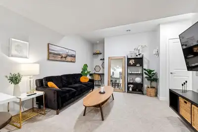 Image de Modern & Cozy 2-Bedroom Suite in Mahogany