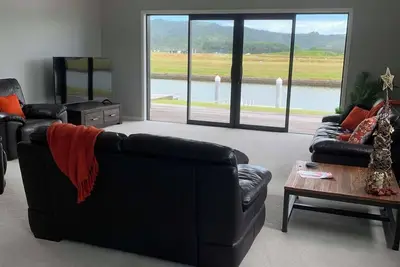 Image de Hosts on the Coast Captains Landing