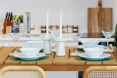Image de Stylish & Central - City View Apt w/ Free Carpark