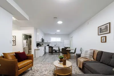 Image de Cozy Suite w/ Full Kitchen, In-Suite Laundry, King Bedroom • Sleeps 4