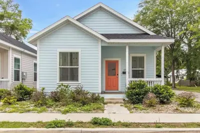 Image de Downtown, Close to Campus