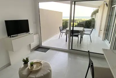 Image de T2 rénové avec terrasse, accès plage, Canet-Plage