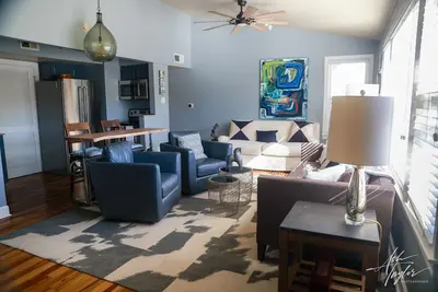 Image de Campus-Side Comfort• 3br Walkable to Stadiums