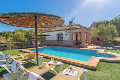 Los Milagros El Gastor by Ruralidays