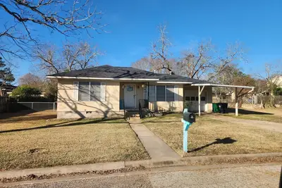 Image de The Brenham Abode is pet friendly and conveniently located close to downtown.