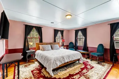 Image de Cozy 2-bedroom apartment with Free Off-Street Parking in charming Salem