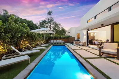 Image de 5br Design District Masterpiece w Heated Pool & Parking