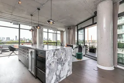 Image de Premium Film District Unit: Skyline + Sunset Views