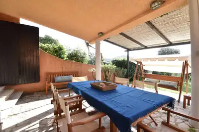 Image de Cottage with fenced garden and covered veranda