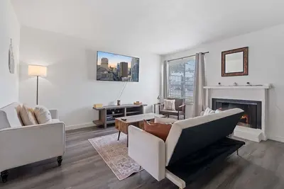 Image de 9 Bed Duplex Getaway - Backyard - Sleeps 18!