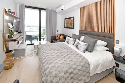 Image de Slick Stylish Studio in Ellipse Waterfall