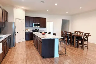 Image de Nice spacious house in Lafayette near Cajundome, Mardi Gras and Festivals.