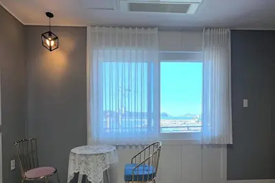 Image de 근포항이 내려다 보이는 아늑한 신축 팬션이며, 37평 실내 공간과 야외 바베큐장이 있습니다. \n가까이에는 해금강과 근포땅굴, 장사도가 있습니다.