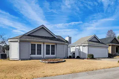 Image de Private Yard & Gym: Classic Columbia Home