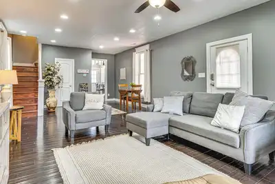 Image de 3 Mi to Dtwn Indy: Bright Home w/ Furnished Deck