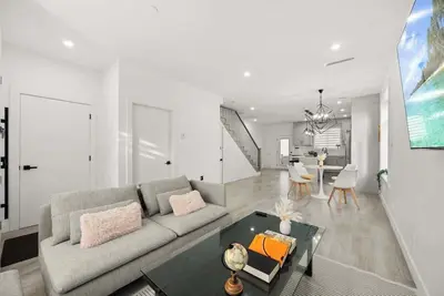 Image de Bright Modern 3 Bedroom Suite in Vancouver