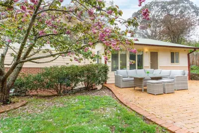 Image de Superbe maison à Katoomba avec jardin luxuriant et aire de jeux