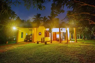 Image de 3-bedroom villa in pleasant Minuwangoda with cool Ac breeze