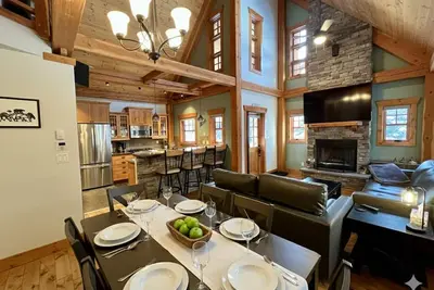 Image de 🏔️ New Luxury Custom Home: Private Hot Tub | Walk-to-Lift | Sleeps 10 ⛷️