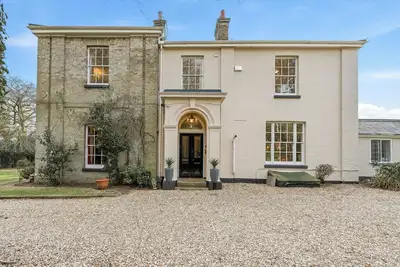 Image de Grand 7-bed Georgian lodge with cinema room, snooker/dining table, private gardens and dog-friendly spaces. Walk to pub, sleep everyone comfortably, ideal for families and groups.