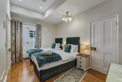 Image de Spacious 4-bedroom city-centre home sleeping up to 8, with 3 bathrooms, fast Wi-Fi and rare parking for up to 4 cars. Walk to Norwich Castle, Chapelfield & cafés. Ideal for families, groups or work stays.