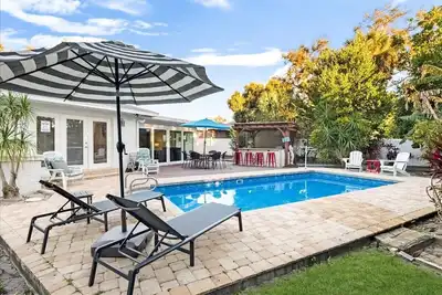 Image de Heated Pool with Outdoor Kitchen, Private Backyard, 2 living Rooms, Spacious