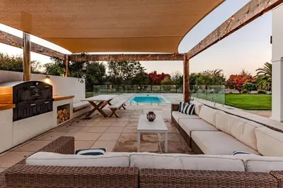 Image de Indulge in Luxury: Views, Pool & Private Oasis