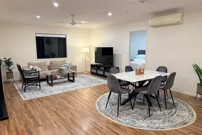 Image de 4 Bedrooms House Modern, Cozy, Quiet and Private