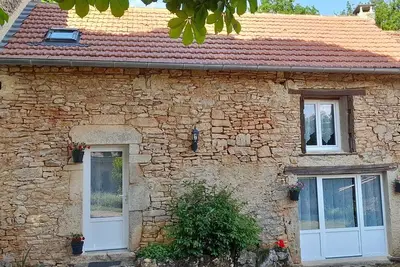Image de Gîte chêne au calme, dans un environnement boisé avec piscine partagée.