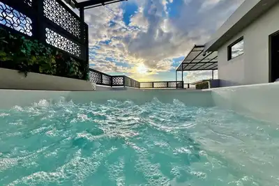 Image de Exquisite Boho Sunset luxury Suite, Jacuzzi + 2Bed