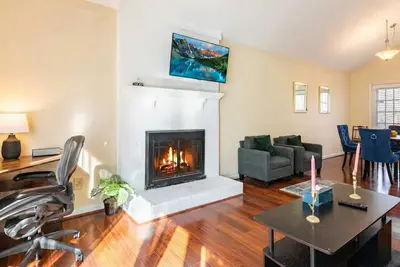 Image de Stylish Home with Bbq Patio, Prime Greensboro Spot