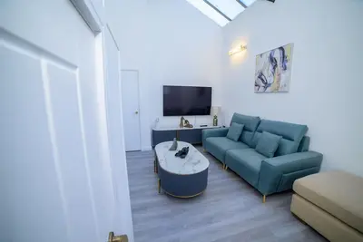 Image de Maison-Entreprise-Salle de bain privée-Vue sur Rue-Private Parking