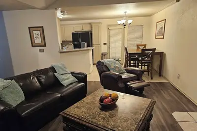 Image de Charming 3-bedroom house with Ac in peaceful Moore. Pets welcome