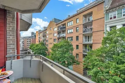 Image de Modern city center apartment with sunny balcony