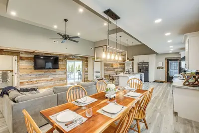 Image de Spacious Patio & Yard! Family Home in Byrdstown