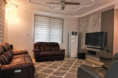 Image de Comfortable, Well-Equipped Apartment in a Convenient Location filles with fun