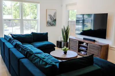 Image de Boho Jungle Mid-century Modern Villa ~10 min to Dt