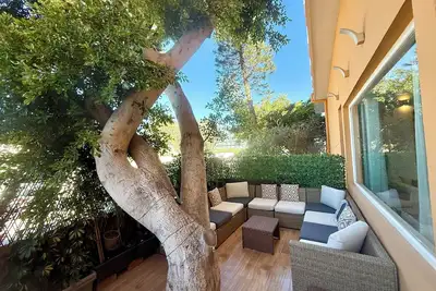 Image de Spacious Beach Accomodation for 10-12 with Pool-Porch-Wifi-Walking Pool-Service