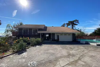 Image de Cozy 5-bedroom home with Stunning Views in Prestigious Glendale hills