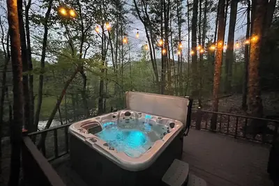 Image de Trout House remote cabin in SuchesGA on Coopers Creek trout stream, spa, dogs ok