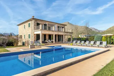 Image de Spacious villa for 10 with private pool, 15 min walk to the beach!