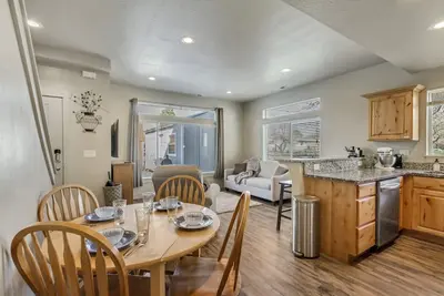 Image de Two Attached Twin Homes - 6 bed 4 Bath - Ev Parking